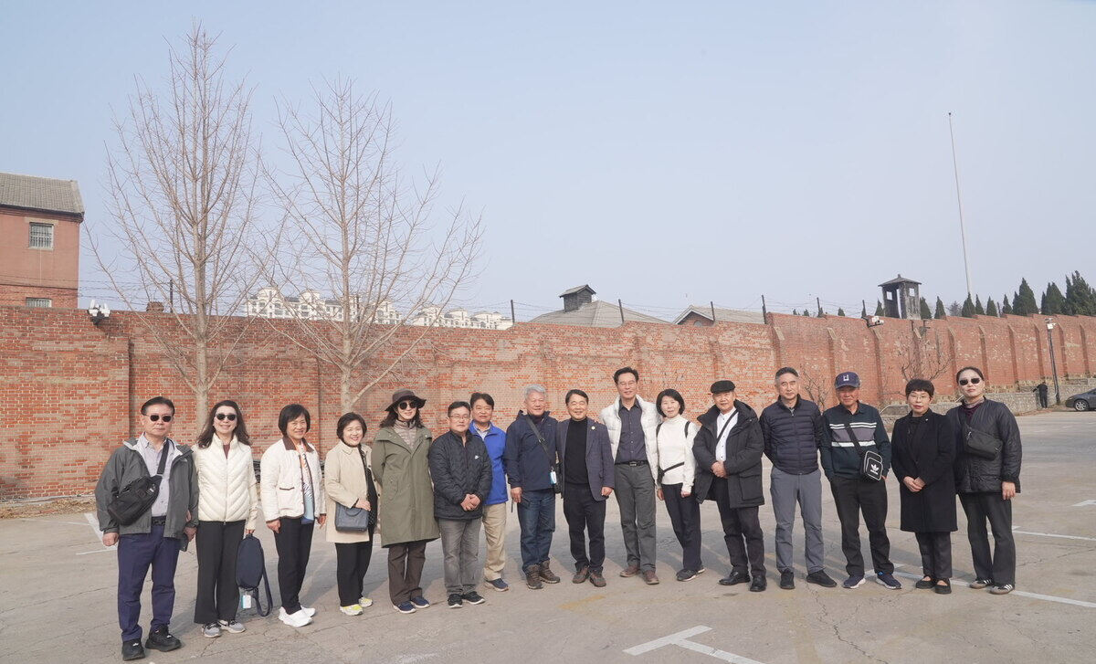 안중근 의사 116주기 추모식 참석차 방중한 종교계 인사들이 옛 뤼순 감옥 앞에서 기념촬영했다